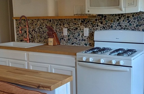 Adamsville Cabin | 2-Bedroom Tiny Home with full kitchen, laundry, wifi, and beautiful pond views