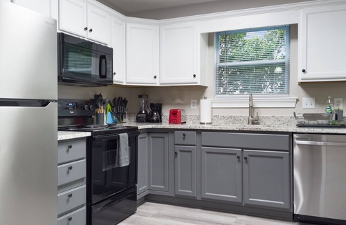 Kennesaw House | 2 Bedroom Townhome- Fire 🔥 Pit - New Renovation