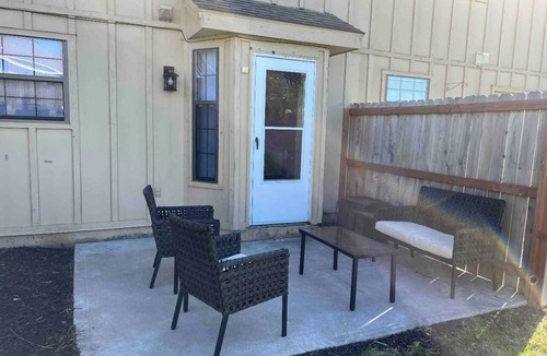 Blue Springs House | 2 Bedroom Townhouse