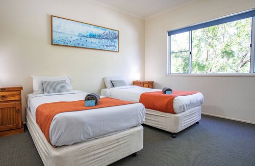 Cannonvale Apartment | 2 Bedroom unit colse to town Parking