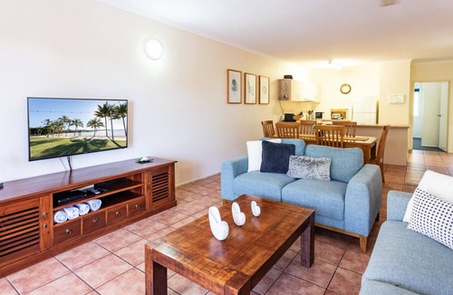 Cannonvale Apartment | 2 Bedroom unit colse to town Parking