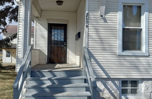 South Chicago Heights Apartment | 2-bedroom apartment in South Chicago Heights with AC.