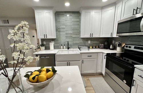 East Ocean View Apartment | 2 Bedroom w/King Beds walk to beach - top floor 7