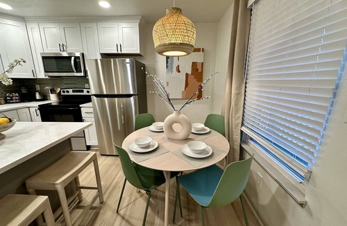 East Ocean View Apartment | 2 Bedroom w/King Beds walk to beach - top floor 7