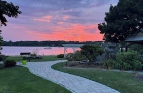 North Kingstown Cottage | 2 bedroom Water Front Cottage.