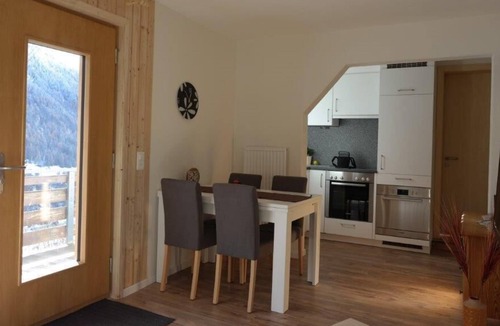 Wiler Apartment | 2-bedroom Whng. Sunny quiet perfectly renovated kitchen ideal location TV.
