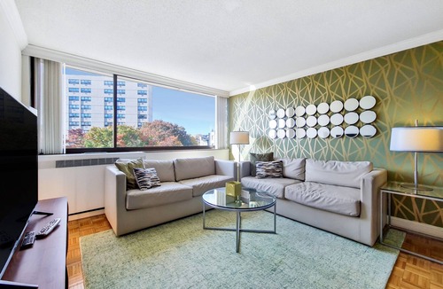 Fenway–Kenmore Apartment | 2 Bedroom with Luxury Amenities in Back Bay
