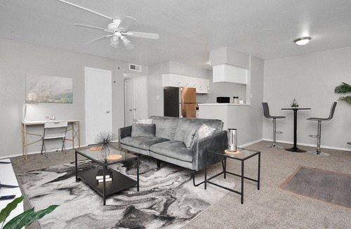 Webster Apartment | 2 bedroom with Pool mins from major hospitals