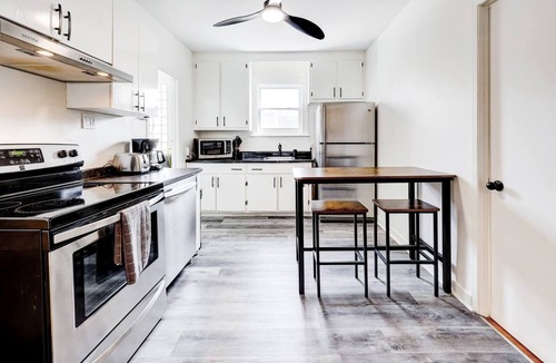 Maizerets Apartment | 2 Bedrooms + 10mins Old-QC + Free Street Parking