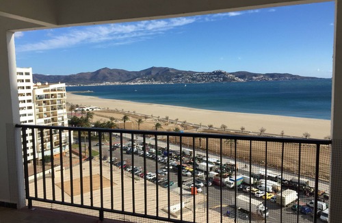 Empuriabrava Apartment | 2 Bedrooms- Balcony with beautiful views, Beachfront.