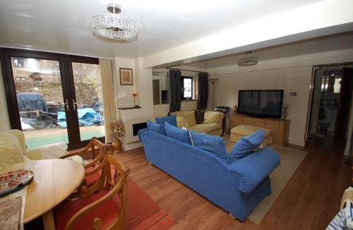 Hoddesdon House | 2 bedrooms Bell Cottage