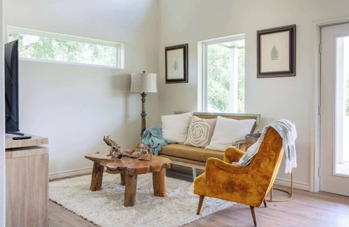 Warrenton House | 2 Bedrooms + Full Kitchen + 5 min drive to RT