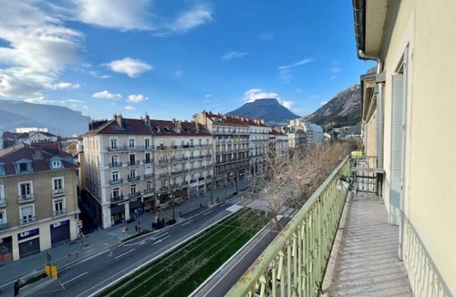 Grenoble City Centre Apartment | 2 bedrooms Private parking lot - Railway station 5 min away
