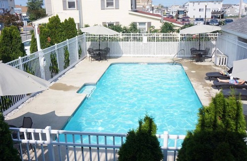 Hampton Apartment | 2 bedrooms with a shared pool. apt4