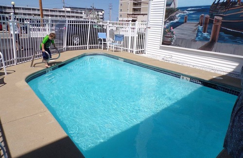 Hampton Apartment | 2 bedrooms with a shared pool. apt4
