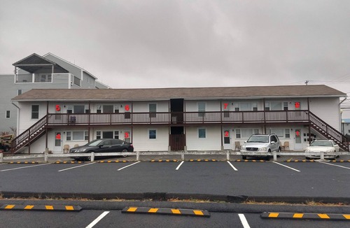 Hampton Apartment | 2 bedrooms with a shared pool. apt4