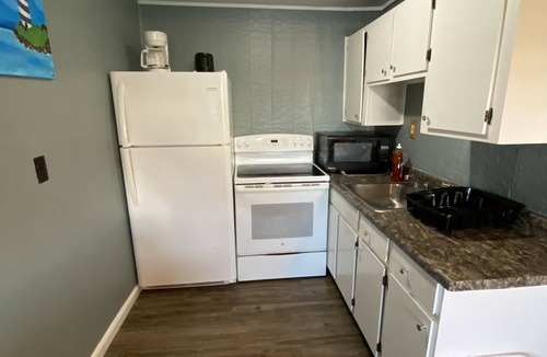 Hampton Apartment | 2 bedrooms with shared pool. apt1