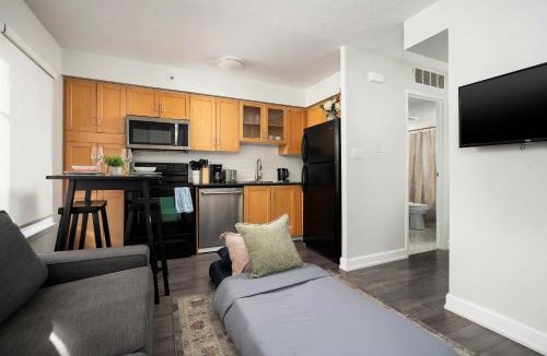 King West Village Apartment | 2 Beds in Great Location close to Downtown