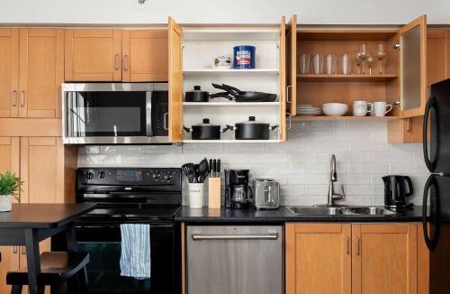 King West Village Apartment | 2 Beds in Great Location close to Downtown