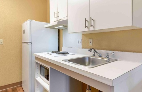 Sacramento Apartment | 2 Beds |Mobil Tub |Nsmk| Kitchen|Studio 6 Sacramento