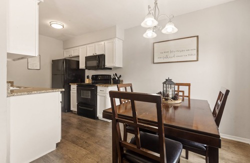 Central Arlington Apartment | 2 Blocks from AT&T Stadium ★ Comfy Beds ★ Inviting
