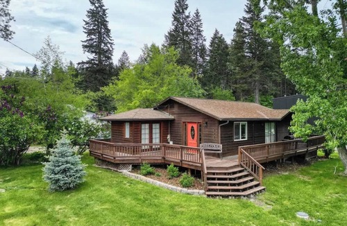 Lakeside Cabin | 2 Blocks From The Lake!