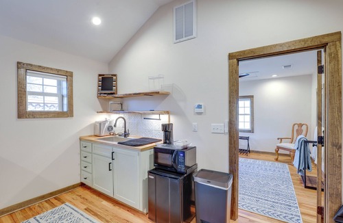 Hot Springs Cabin | 2 Blocks to Appalachian Trail! Couple's Retreat