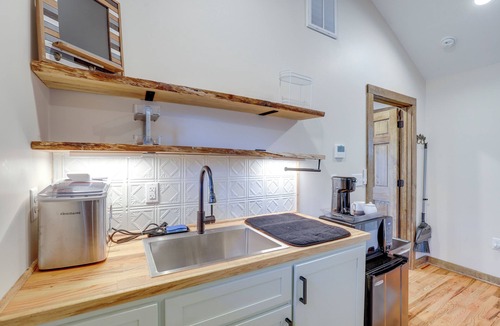 Hot Springs Cabin | 2 Blocks to Appalachian Trail! Couple's Retreat