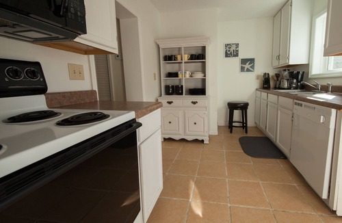 Isle of Palms Condo | 2 Blocks to Beach Dog-Friendly 2BR Private Downstairs Retreat Fenced Yard