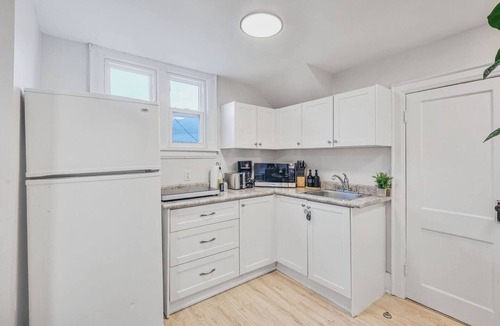 Lakeview Apartment | 2 BR 1 Bath Apt with Parking | Close to Amenities