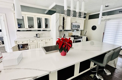 Highland House | 2 BR 2 WR Unit close to many amenities