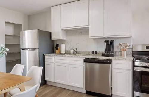 University City Apartment | ★2 BR Apt ★ Mid Term Stay ★ The Loop - WashU - BJC 🏥