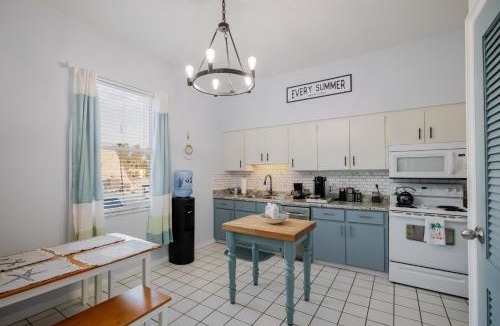 Saint Armands Key Apartment | 2 BR Beachy Speakeasy with Rooftop Deck Near Lido Beach