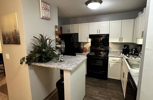 West Bloomington Condo | 2 BR con patio por el centro comercial
