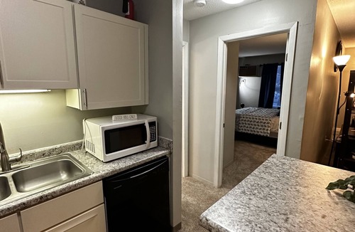 West Bloomington Condo | 2 BR con patio por el centro comercial