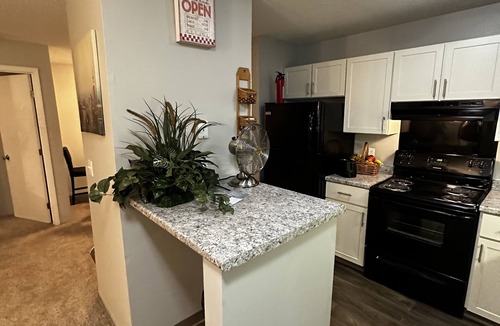 West Bloomington Condo | 2 BR con patio por el centro comercial