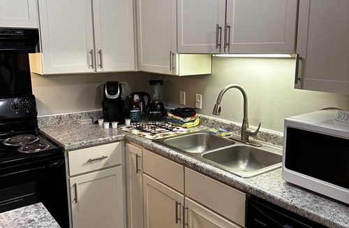 West Bloomington Condo | 2 BR con patio por el centro comercial