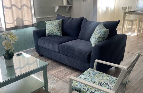Flour Bluff Condo | 2 BR condo Lovely beach view, just steps from the water!