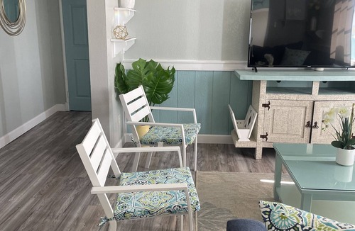 Flour Bluff Condo | 2 BR condo Lovely beach view, just steps from the water!