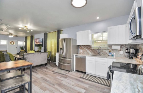 South Central Houston House | 2 BR Cottage Midtown Downtown EADO