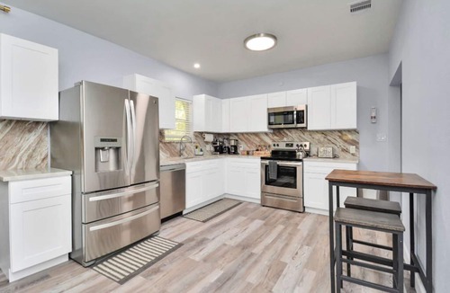 South Central Houston House | 2 BR Cottage Midtown Downtown EADO