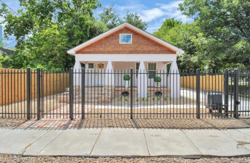 South Central Houston House | 2 BR Cottage Midtown Downtown EADO