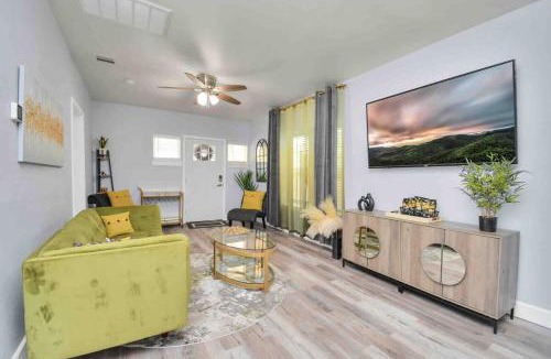 South Central Houston House | 2 BR Cottage Midtown Downtown EADO
