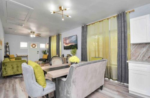 South Central Houston House | 2 BR Cottage Midtown Downtown EADO