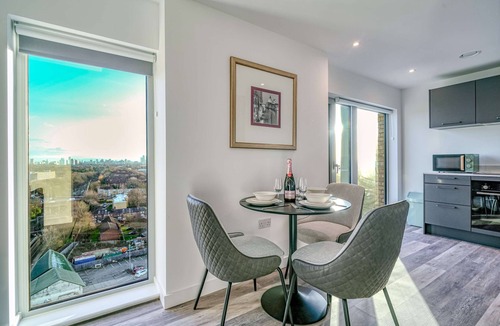 Eccles Apartment | 2-BR Flat | City & Town Centre View | 1 Minute to Train & Tram Station | Sleeps 5.