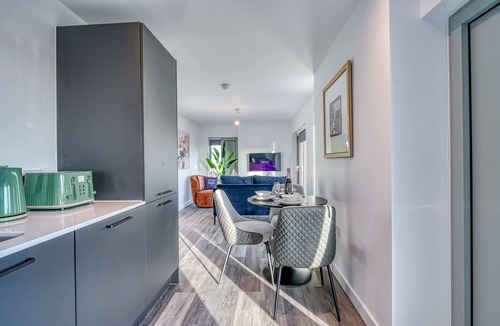 Eccles Apartment | 2-BR Flat | City & Town Centre View | 1 Minute to Train & Tram Station | Sleeps 5.