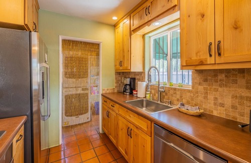 Blenman-Elm House | 2-BR home w/AC , pool, completely walled in for privacy, nice neighborhood