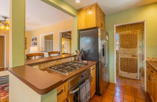 Blenman-Elm House | 2-BR home w/AC , pool, completely walled in for privacy, nice neighborhood