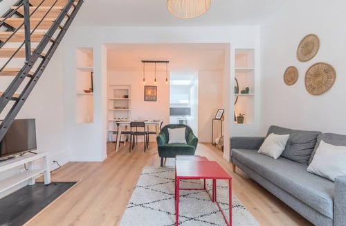 Fives House | 2 BR house w/terrace, near train stations & metro