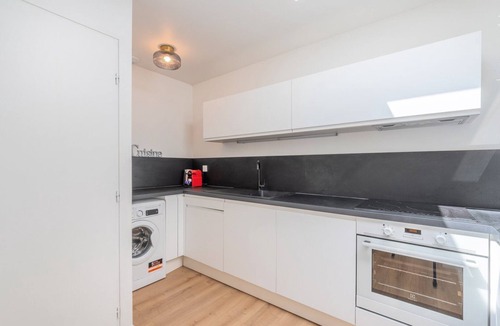 Fives House | 2 BR house w/terrace, near train stations & metro